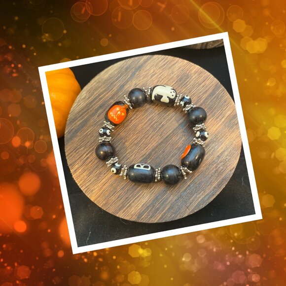 Halloween-themed beaded stretch bracelet - Picture 2 of 3